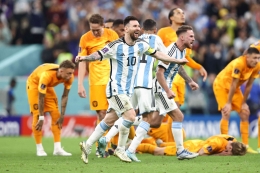 Para pemain Argentina bergembira dengan latar belakang pemain Belanda yang merana (Sumber: https://twitter.com/FIFAWorldCup)