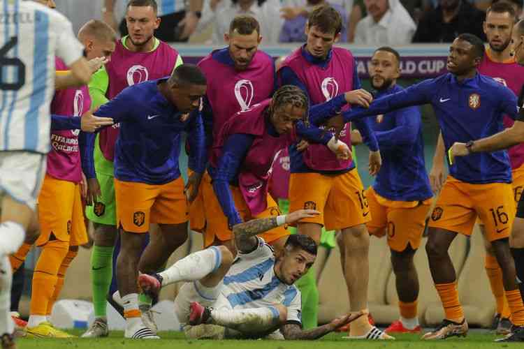 Paredes, pemain Argentina pelakon drama dalam laga perempat final yang sengit antara Belanda vs Argentina | (AFP/ODD ANDERSEN via Kompas.com)