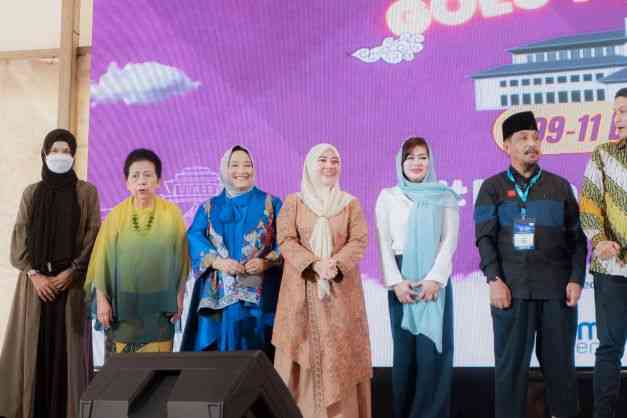 Ceu Popon, Lina Marlina, Ketua KPMI, dan Sutan Emir  Membuka Acara (Foto DokPri)