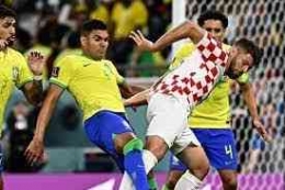 pemain kroasia berusaha lepas dari kawalan pemain Brasil (koleksi Bola)