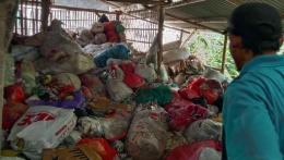 Bahan baku daur ulang milik bank sampah ditampung di tempat seadanya karena tak dapat perhatian pemerintah lokalnya. (Dokumentasi pribadi)