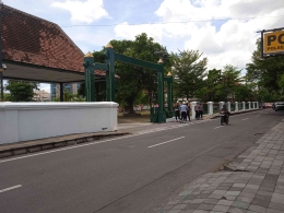 penjagaan ketat di pintu barat istana Mangkunegaran | dokumentasi pribadi 