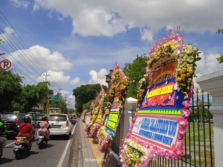 deretan karangan bunga dari para petinggi RI di depan istana Mangkunegaran| Dokumentasi pribadi 