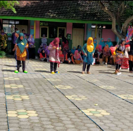 Permainan Egrang Batok| Foto Siti; Nazarotin 