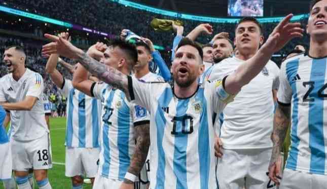 Messi dan kawan-kawan merayakan keberhasilan Argentina lolos ke semifinal piala Dunia 2022 (foto: FIFA) 