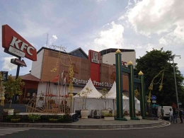 panggung di pojokan gerai KFC Ngarsopuro| Dokumentasi pribadi 