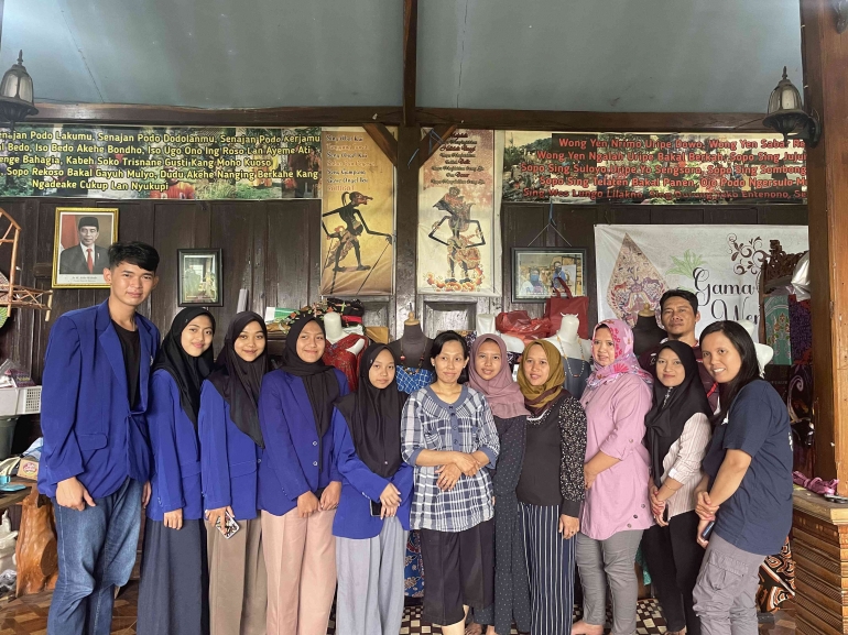 Gabar 3. Tim MBKM-MD UM Bersama Dengan Pengrajin Batik Tulis 