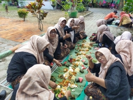 Makan bersama beralaskan daun pisang | Foto: Siti Nazarotin 