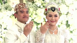 Kedua mempelai seusai akad nikah menunjukkan cincin pernikahan (foto : YouTube : Jokowi)