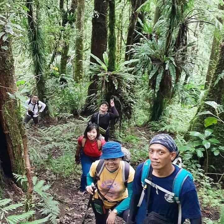 Dari depan: Mas Jay, Mba Inten, saya, Mba Agung, dan Pak Agung.