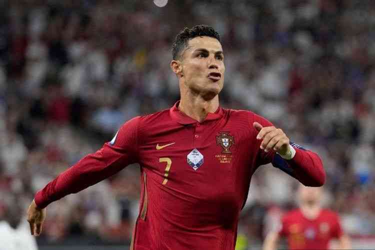 Selebrasi Cristiano Ronaldo usai mencetak gol penalti pada laga UEFA EURO 2020 antara Portugal vs Perancis. (DARKO BANDIC/AFP via Kompas.com)