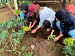 Penanaman tanaman hias oleh mahasiswa KKN UM (Dok. pribadi)