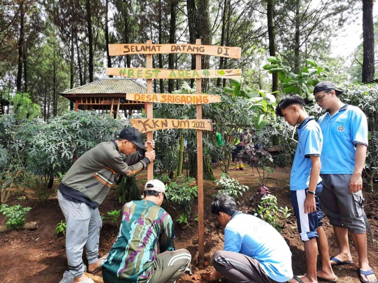 Pemasangan plang selamat datang oleh perangkat desa Srigading bersama mahasiswa KKN (Dok. pribadi)