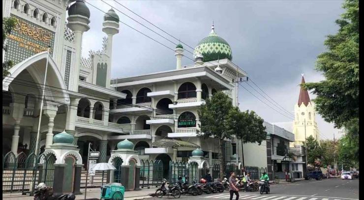 Masjid Agung Jami' Malang dan Gereja GPIB Immanuel berdekatan di Jalan Merdeka Barat, Kota Malang. (foto: Dwi Kurniawan Putra).