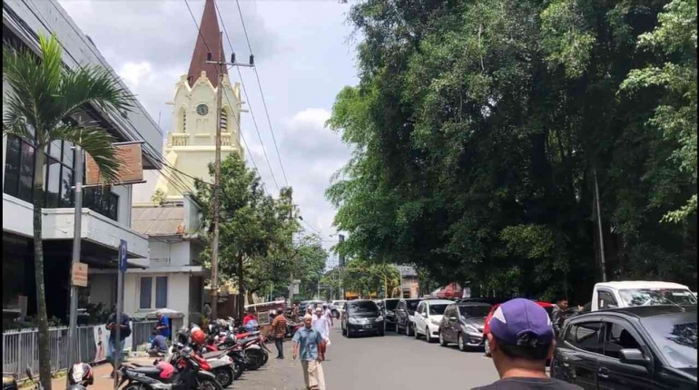 lahan parkir yang di sediakan oleh pihak gereja(foto:Dwi Kurniawan Putra)