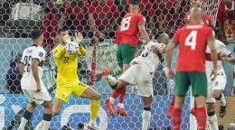 Kiper  Portugal, berusaha menghalau bola dari ancaman  Maroko di Al Thumama Stadium, Qatar, Sabtu (10/12/2022) malam (AP/Ariel Schalit) via bola