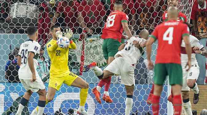 Kiper  Portugal, berusaha menghalau bola dari ancaman  Maroko di Al Thumama Stadium, Qatar, Sabtu (10/12/2022) malam (AP/Ariel Schalit) via bola