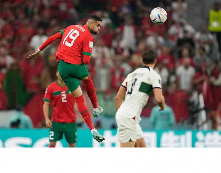 Youssef En-Nesyri dari Maroko melakukan sundulan untuk mencetak gol kemenangan melawan Portugal. Kredit ... Martin Meissner / Associated Pressageca