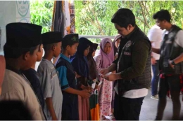 Sekjen RoRI Pusat, Cepi Sumantri saat menyerahkan bantuan uang tunai kepada anak yatim/yatim-piatu (Dok. Kangmox)