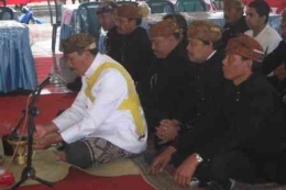 Dhukun Ngadisari sekaligus Koordinator Dhukun se-kawasan Tengger, Sutomo, memimpin sebuah ritual. Dokumentasi penulis 