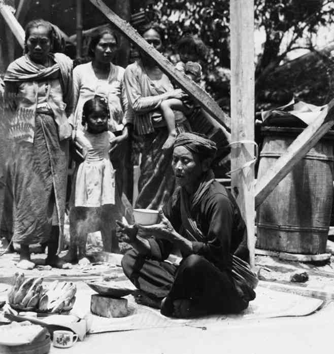 Dhukun Tengger membaca mantra dalam sebuah ritual di era kolonial. Sumber: Tropenmuseum Belanda