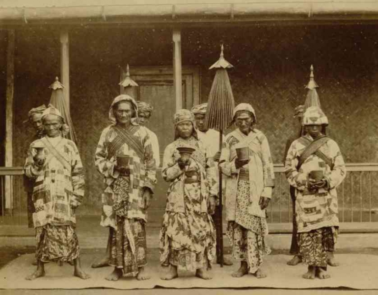 Para dhukun Tengger di era kolonial. Sumber: Tropenmuseum Belanda