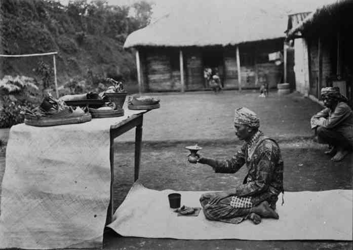 Dhukun Tengger memimpin ritual di era kolonial. Sumber: Tropenmuseum Belanda