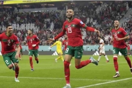 Timnas Maroko merayakan gol Youssef En-Nesyri ke gawang Portugal  (sumber :  AP Photo/Martin Meissner) 