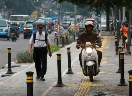 Mengendarai motor di atas trotoar melanggar hak pedestrian | Ilustrasi | jawapos.com