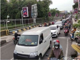 Gambaran kemacetan di jembatan Ranugrati Sawojajar Malang | Ilustrasi | detik.com