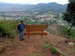 Di papan pertanda patahan Lembang 