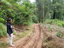 Dani dan jalur tanah yang dilindas motor trail. (dokpri)