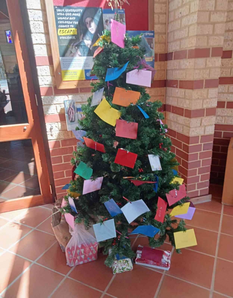 Pohon Natal di Gereja dengan kertas bertulisan bahan bahan yang dibutuhkan dok pribadi