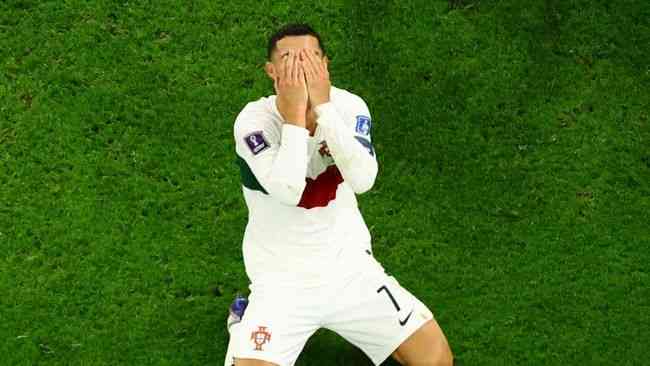 Ronaldo kecewa dengan menutup wajahnya atas kekalahan Portugal dari Maroko (Foto: Reuters/Fabrizio Bensch)