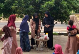 Kegiatan pelatihan pembuatan pupuk kompos dari sampah organik yang diikuti oleh kelompok jamaah tahlil ibu rumah tangga Dusun Dokosari