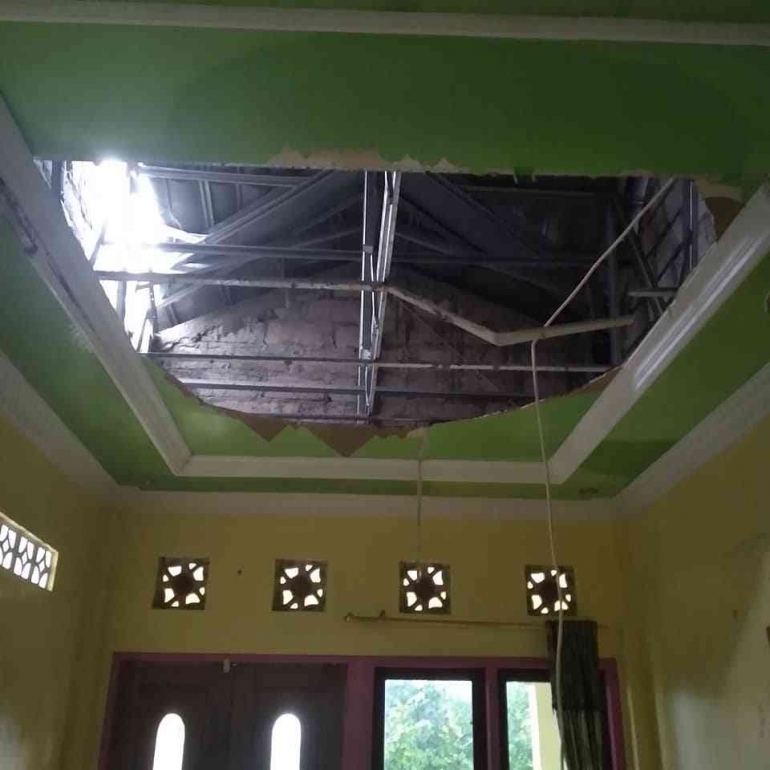 Plafon rumah ambruk saat beberapa lembar atap rumah terangkat oleh badai Seroja, 5-4-2022 (dokumentasi pribadi)