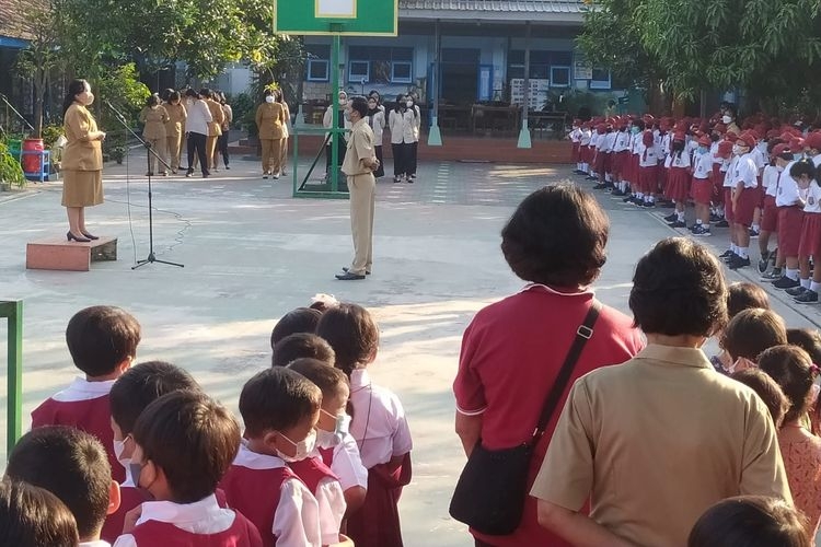 Upacara bendera untuk mengawali Tahun Ajaran Baru 2022/2023 di TK-SD Kanisius Sorowajan Bantul, DIY, Senin (11/7/2022). (KOMPAS.com/ALBERTUS ADIT)