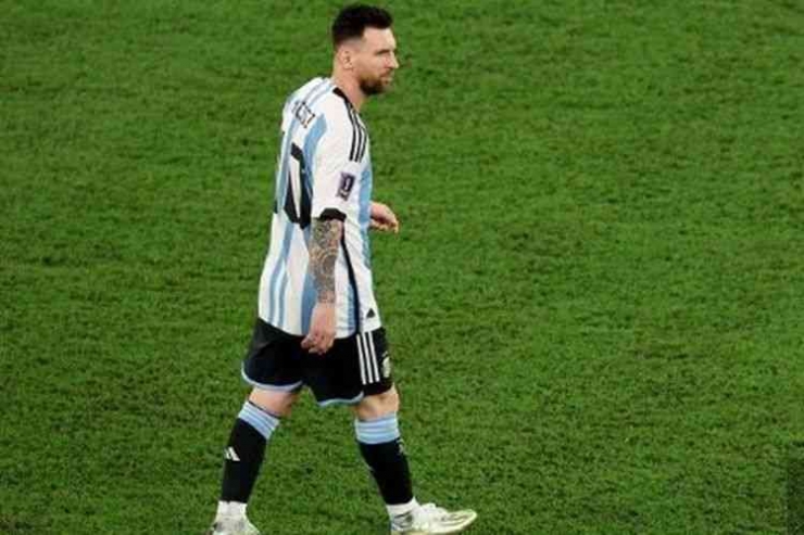 Lionel Messi akan menjadi andalan Argentina di semifinal kontra Kroasia. Foto: AFP/Alexander Hassenstein via Kompas.com