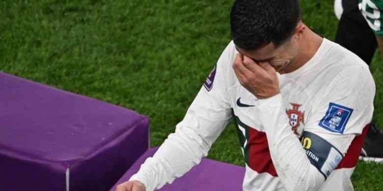 Cristiano Ronaldo  menangis saat kalah dari Maroko 0-1 dalam perempat final, 10-12-2022 (dok foto: AFP/Nelson Almeida via bola.kompas.com)