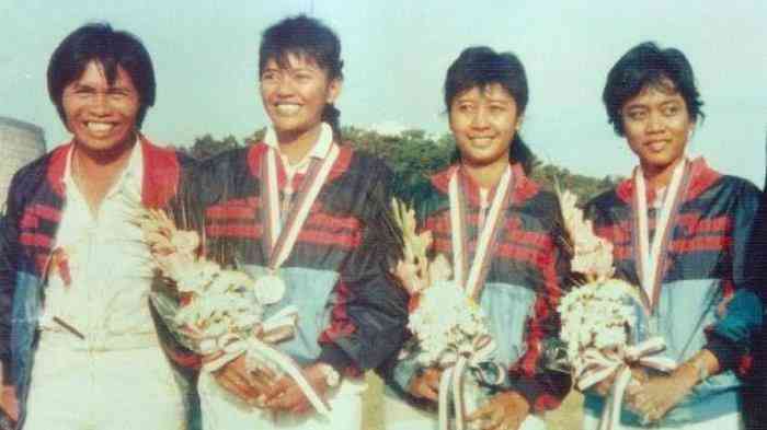 Donald Pandiangan bersama trio Srikandi yang berhasil meraih medali perak di olimpiade Seoul 1988 | (foto: medan.tribunnews.com)