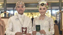 Gambar foto Kaesang-Erina berfoto sambil memegang buku nikah. Sumber foto//www.cnnindonesia.com