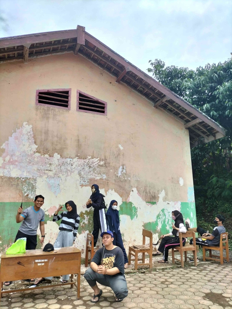 Foto Membantu Kegiatan Pengecatan Ulang Gedung Sekolah SDN 4 Dompyong/dokpri