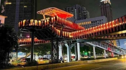 Jembatan penyeberangan orang (JPO) Karet atau JPO Pinisi di Jalan Jenderal Sudirman, Jakarta Pusat, satu lagi proyek kebanggaan Anies Baswedan (Foto: tribunnews.com) 