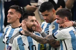 Lionel Messi merayakan gol Nahuel Molina dalam laga perempat final Piala Dunia 2022 antara Belanda vs Argentina. (AFP/PAUL ELLIS via Kompas.com)