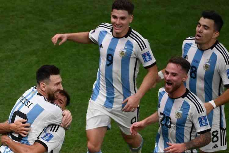 Lionel Messi melakukan selebrasi bersama timnya di laga perempat final Piala Dunia 2022 antara Belanda vs Argentina. (AFP/FRANCK FIFE via Kompas.com)