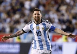 Kapten timnas Argentina, Lionel Messi, merayakan golnya pada laga uji coba FIFA Matchday kontra Jamaika. (AFP/ ANDRES KUDACKI via Kompas.com)