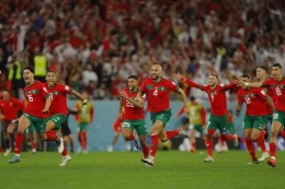 Para pemain Maroko merayakan kemenangan babak 16 besar Piala Dunia 2022 antara Maroko vs Spanyol. (AFP/ODD ANDERSEN via Kompas.com)