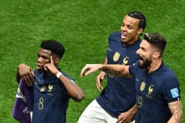 Aurelien Tchouameni lakukan selebrasi usai cetak gol dalam laga perempat final Piala Dunia 2022, Inggris vs Perancis. (AFP/JEWEL SAMAD via Kompas.com)