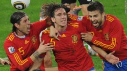 Carles Puyol merayakan gol bersama pemain Spanyol lainnya di semifinal Piala Dunia 2010/foto: FIFA.com