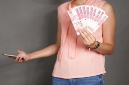 Ilustrasi remaja yang meminjam uang. Sumber: Shutterstock/Melimey via Kompas.com
